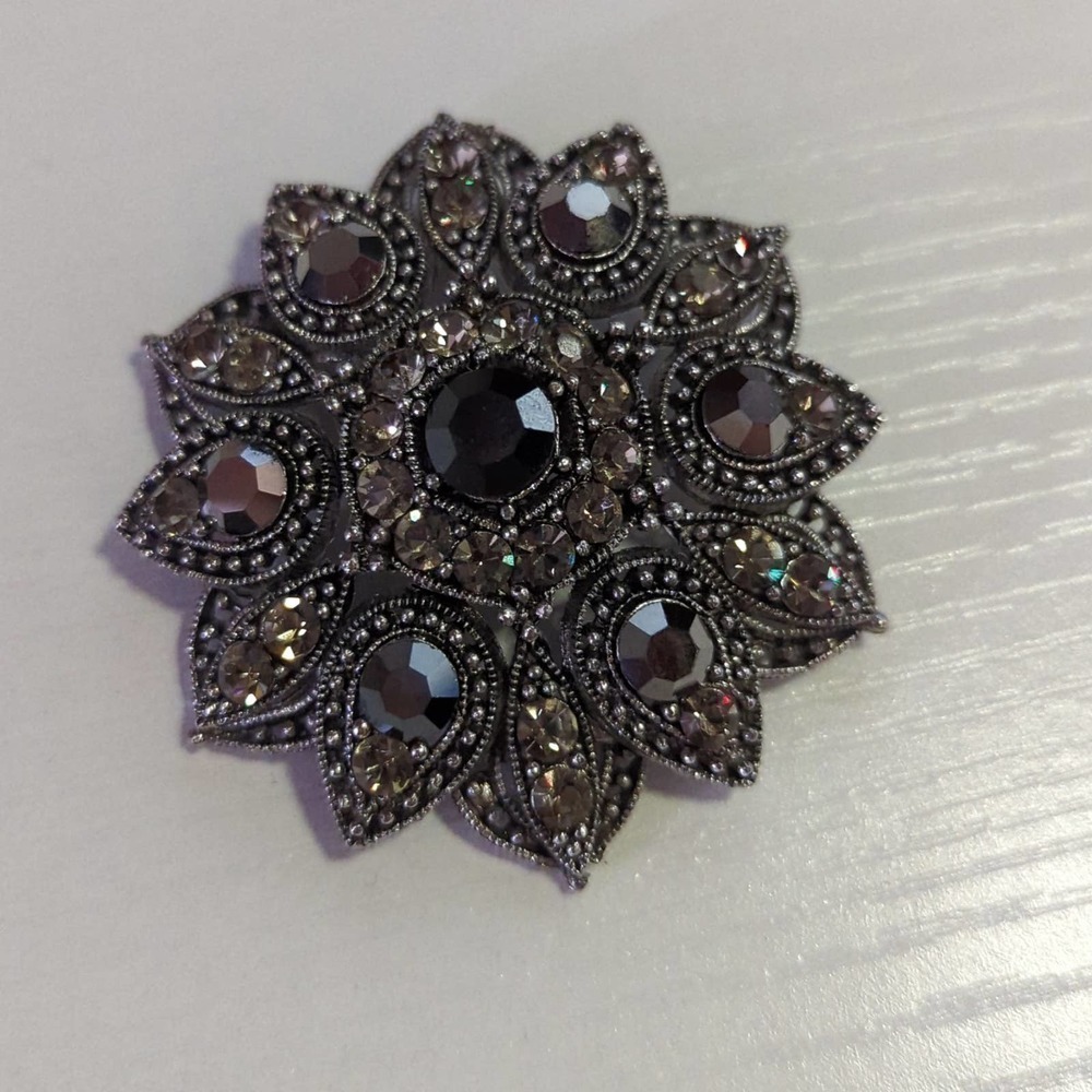 VINTAGE Starburst Flower Pendant Rhinestones Gothic Dark Stones‎ Silver Tone